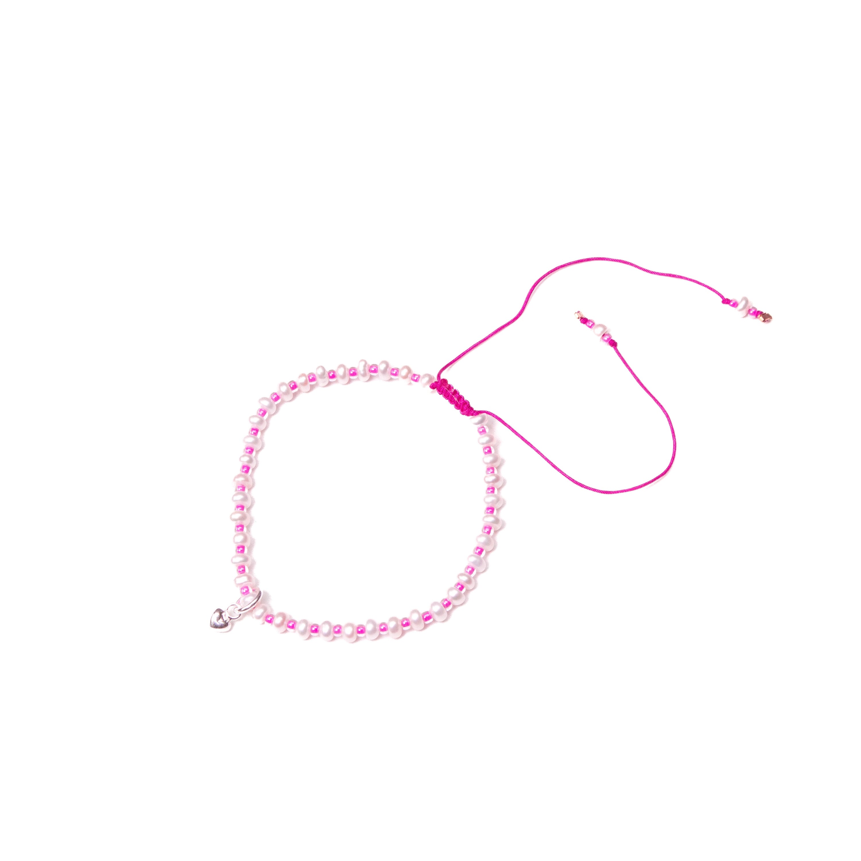 Pulsera con dije de corazón y perlas